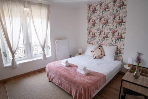 Bed, Bedroom, towels
