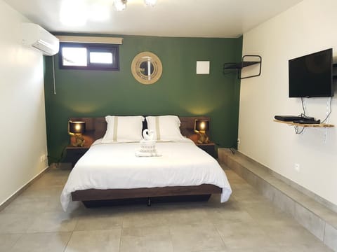 Bedroom, Mountain view