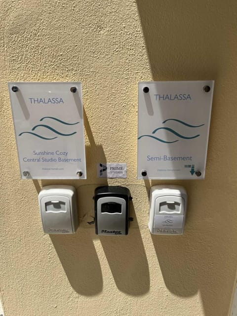 Sunshine Cozy Central Studio Basement Apartment in Heraklion