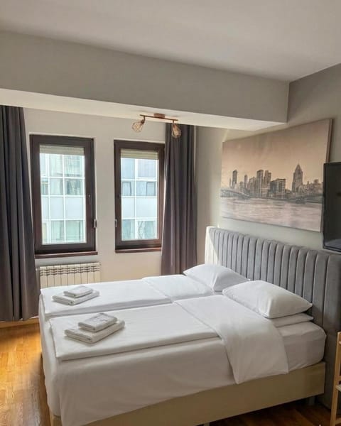 Bed, TV and multimedia, Photo of the whole room, Bedroom