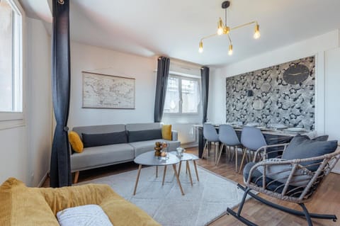 Communal lounge/ TV room, TV and multimedia, Living room, Seating area, Dining area, Evening entertainment