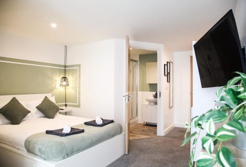 Shower, Bed, Bathroom, TV and multimedia, Photo of the whole room, Bedroom, storage, towels, wardrobe