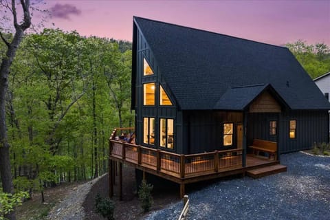 Mountain Retreat Haven-Hot Tub-Game Room Chalet in Massanutten