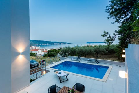 Seaside Elegance Suites Apartment in Komiža