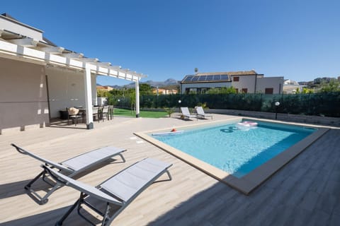 Property building, Swimming pool, sunbed