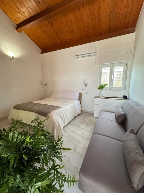 Bed, Photo of the whole room, Bedroom, air conditioner