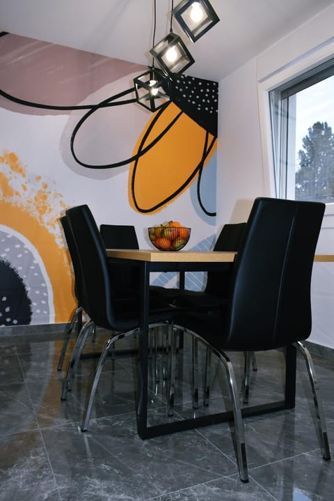 Seating area, Dining area