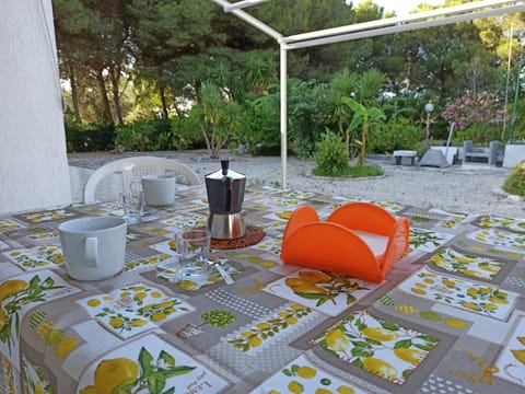 Patio, Day, Garden, Seating area, Dining area, Garden view