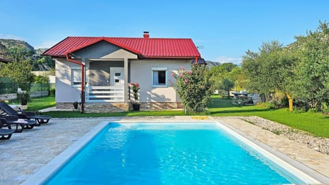 Property building, Natural landscape, Garden, Garden view, Mountain view, Pool view, Swimming pool