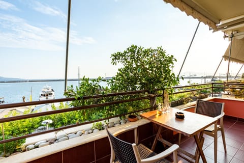 Natural landscape, View (from property/room), Balcony/Terrace, Dining area, Sea view