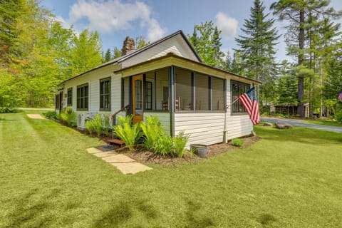 Beach and Kayaks Waterfront Cabin on Lake Pleasant! Cabin in Capital District, NY, USA