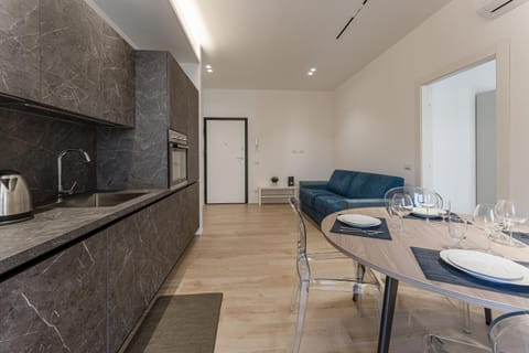 Kitchen or kitchenette, Living room, Seating area, Dining area