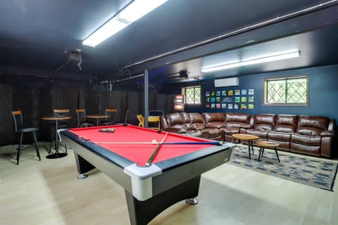 Game Room and Hot Tub Ski Getaway in Poconos! House in Stroud Township