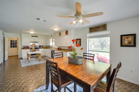 McQueeney Home with Grill about 10 Mi to New Braunfels House in McQueeney