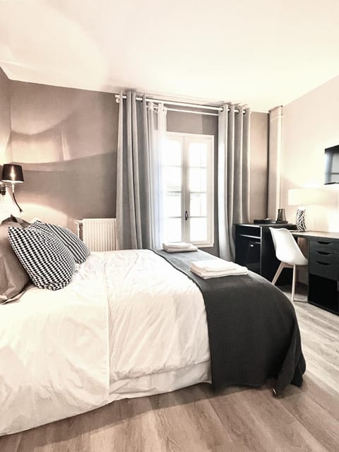 Bed, TV and multimedia, Coffee/tea facilities, Photo of the whole room, Bedroom, minibar, safe, air conditioner