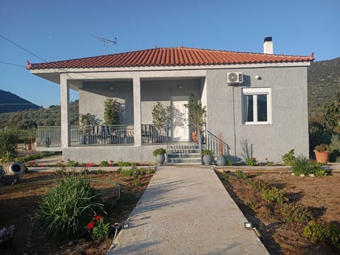 Property building, Patio, Facade/entrance, Spring, Day, Natural landscape, Garden, Garden view, Mountain view, soundproof