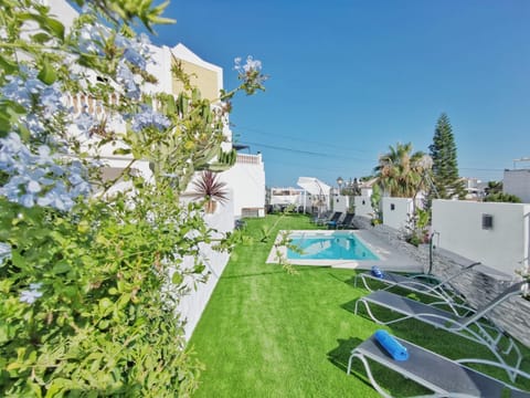 Day, Natural landscape, Garden, Balcony/Terrace, Garden view, Pool view, Swimming pool, sunbed