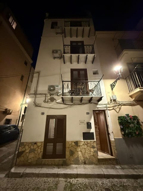 Property building, Summer, View (from property/room), City view, Landmark view, Street view, Street view, Seasons, Quiet street view