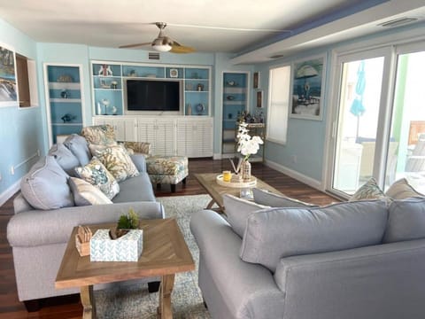 Manatee Manor Beachfront Retreat House in South Daytona