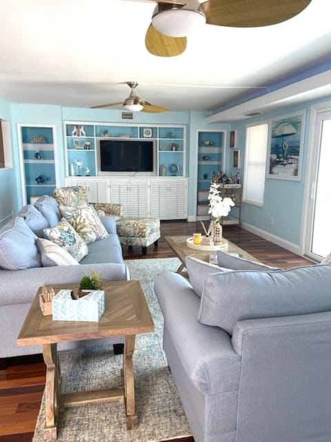 Manatee Manor Beachfront Retreat House in South Daytona