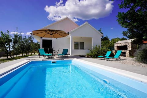 Natural landscape, Balcony/Terrace, Swimming pool, fireplace, sunbed