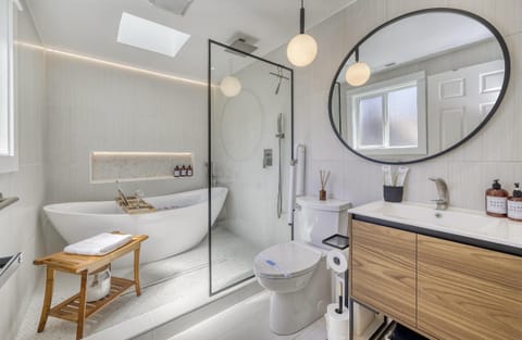 Shower, Toilet, Bathroom, Bath