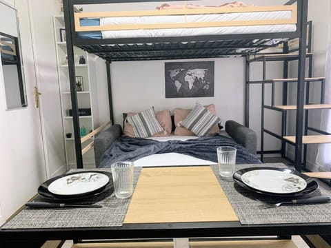 Bed, Dining area