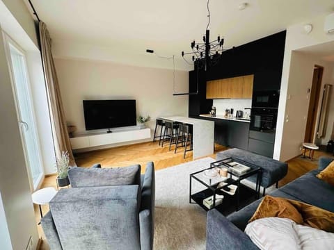 Communal lounge/ TV room, TV and multimedia, Kitchen or kitchenette, Living room, Seating area, Dining area, Evening entertainment