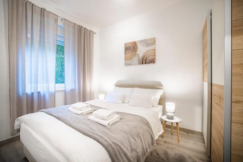 Bed, Bedroom, towels