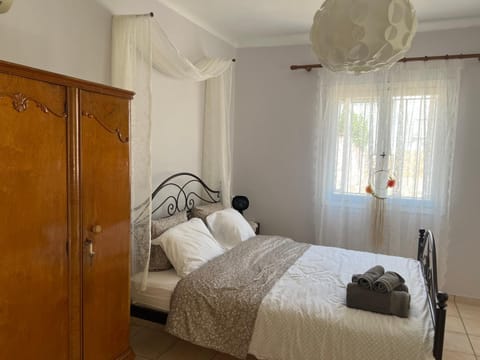 Bed, Photo of the whole room, wardrobe