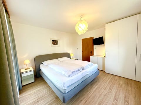 Bed, Photo of the whole room, Bedroom, wardrobe