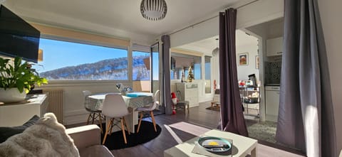 Appartement terrasse pied des pistes coeur station wifi Apartment in Besse-et-Saint-Anastaise