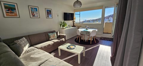 Appartement terrasse pied des pistes coeur station wifi Apartment in Besse-et-Saint-Anastaise