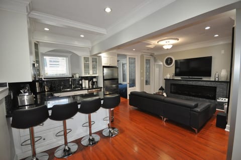 Communal lounge/ TV room, TV and multimedia, Kitchen or kitchenette, Living room, Seating area, Dining area, Evening entertainment