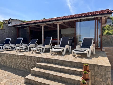 Patio, Day, sunbed