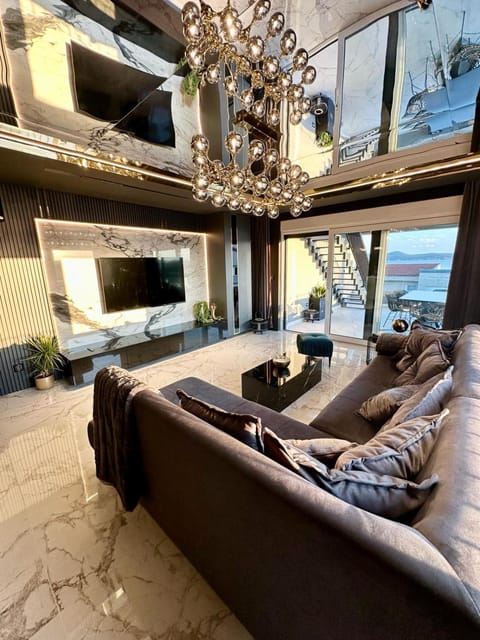 Communal lounge/ TV room, TV and multimedia, Living room, Seating area