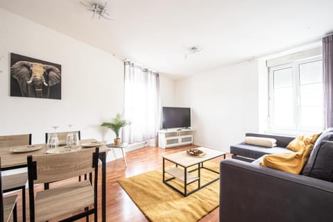 Communal lounge/ TV room, TV and multimedia, Living room, Seating area, Dining area