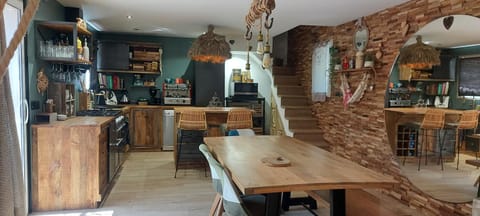 Coffee/tea facilities, Kitchen or kitchenette, Living room, Seating area, Dining area, minibar, pet friendly, stove, air conditioner