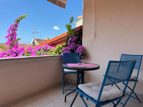 Patio, Day, Garden, Balcony/Terrace, Dining area, Garden view