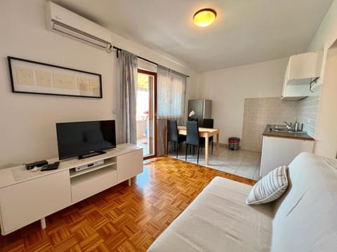 TV and multimedia, Living room, Seating area, kitchen, air conditioner
