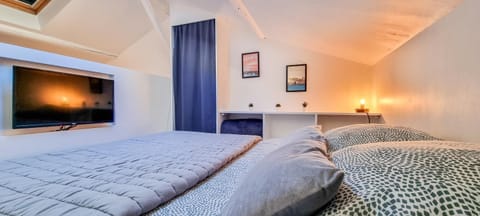 Bed, Night, TV and multimedia, Photo of the whole room, Bedroom, fireplace