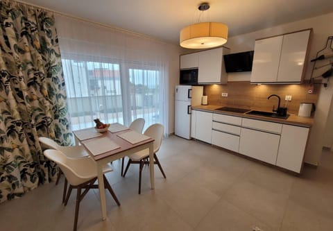 TV and multimedia, Kitchen or kitchenette, Living room, Seating area, Dining area, dishwasher, stove