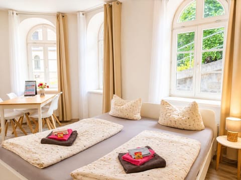 Bed, Bedroom, towels