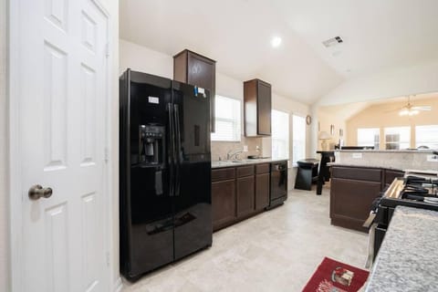 Kitchen or kitchenette, Internal: Not applicable to any particular room
