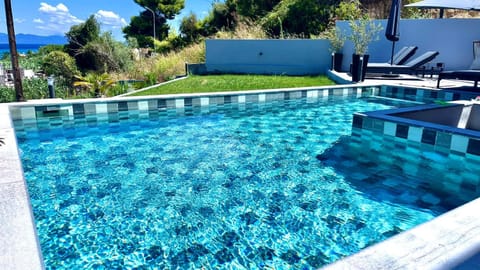 Property building, Sea view, Swimming pool