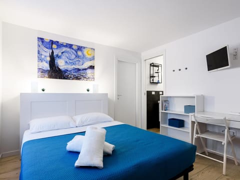 Bed, TV and multimedia, Bedroom, towels