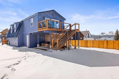 Leadville Dairy Flat - 2 Bed with Office and HOT TUB House in Leadville