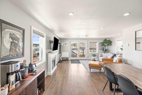 Leadville Dairy Flat - 2 Bed with Office and HOT TUB House in Leadville