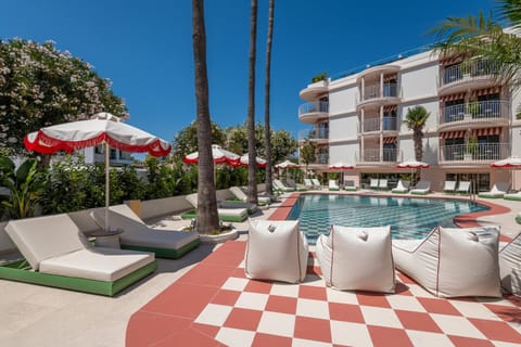 Property building, Swimming pool, sunbed