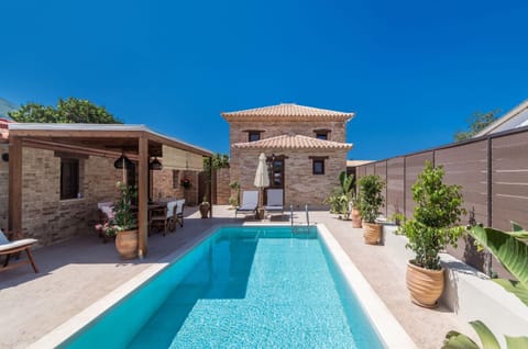 Property building, Patio, Day, Pool view, Swimming pool, sunbed